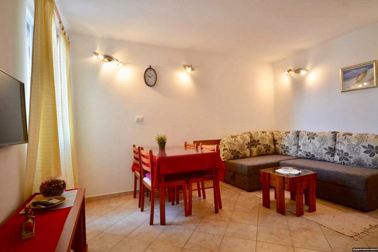 Apartment Dana ロヴィニ エクステリア 写真