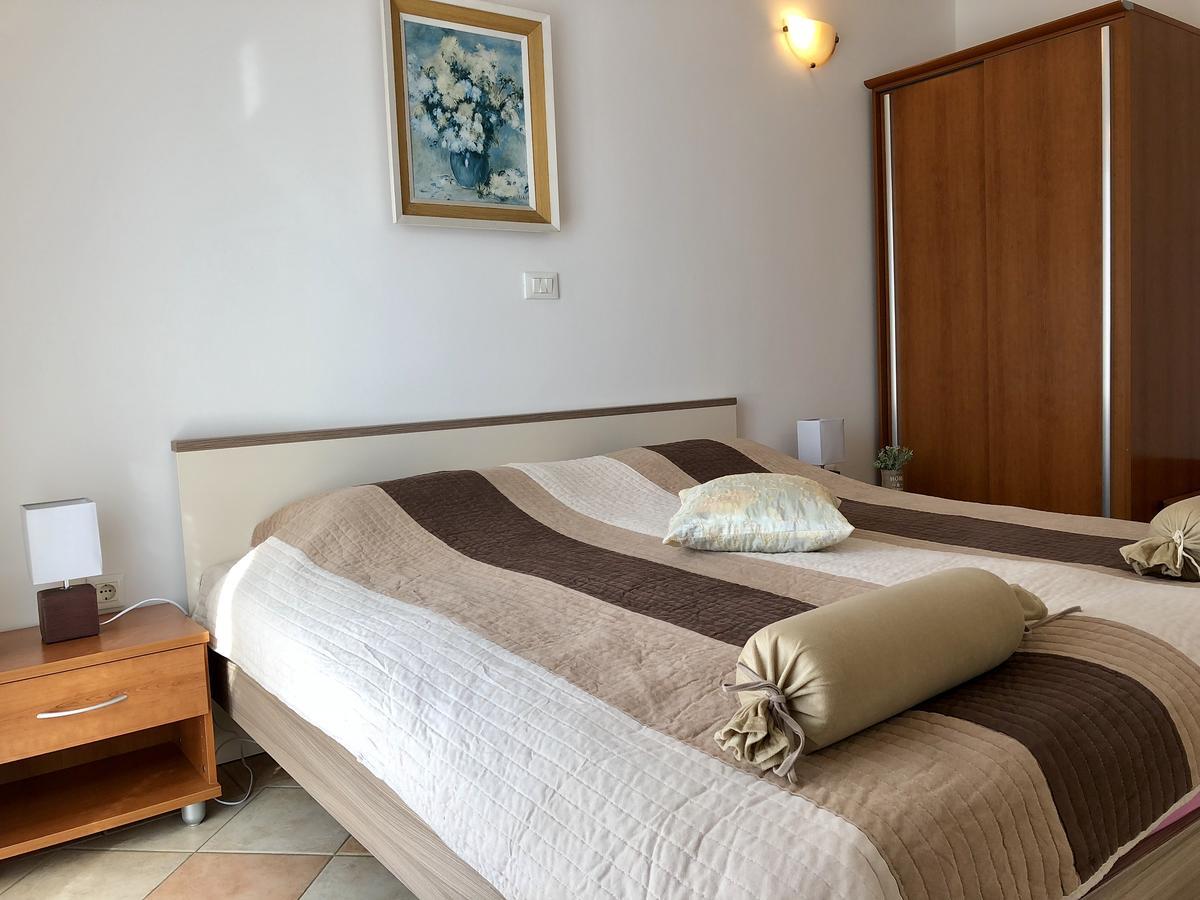 Apartment Dana ロヴィニ エクステリア 写真